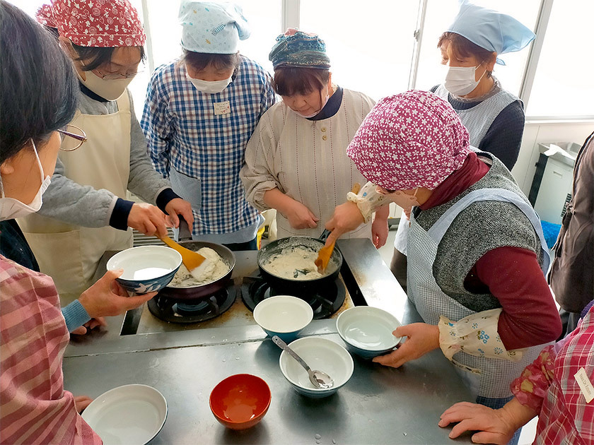 写真：地域交流事業（女性活動団体委託事業）くきなの会「そば打ちとかいもちづくり」講習会の様子