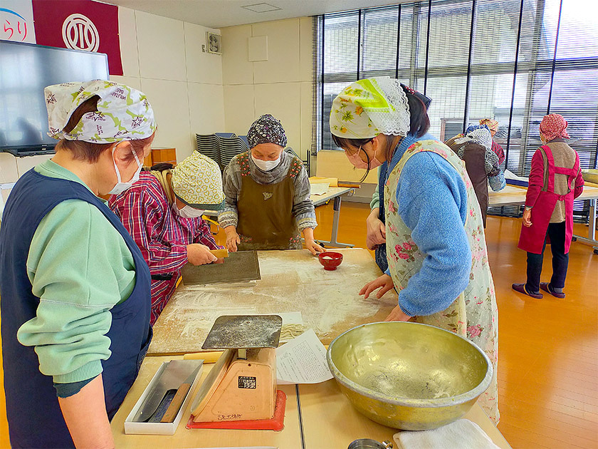 写真：地域交流事業（女性活動団体委託事業）くきなの会「そば打ちとかいもちづくり」講習会の様子