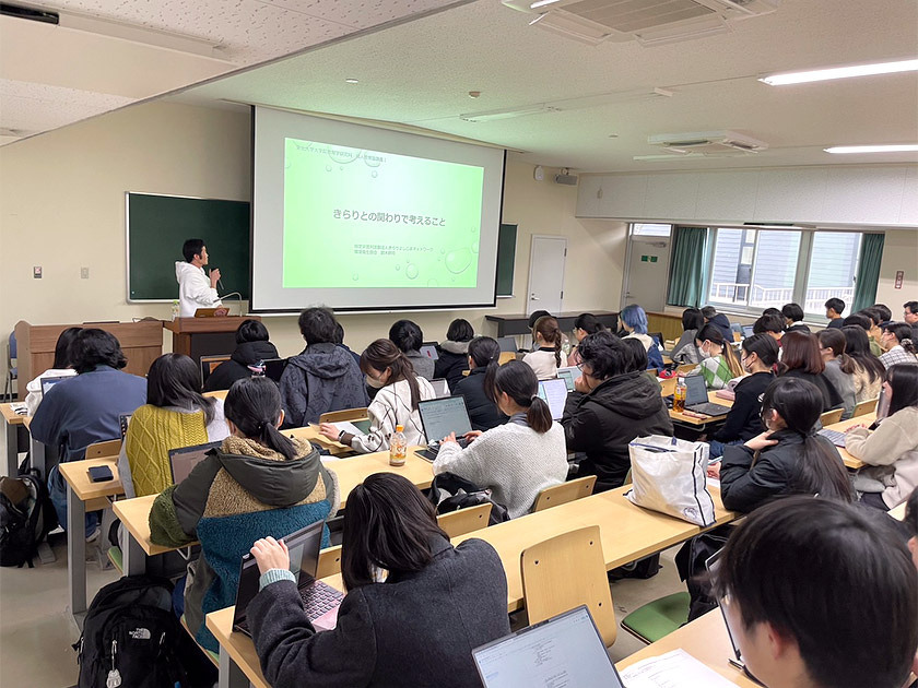 写真：きらりよしじまのスタッフが東北大学で講義している様子