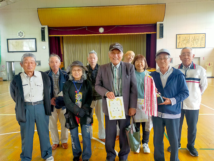 吉島地区シルバー健康レクリエーション大会、優勝の三ツ井チーム