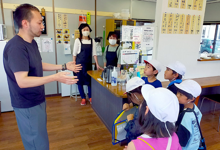 写真：吉島小の児童が見学に来てくれました