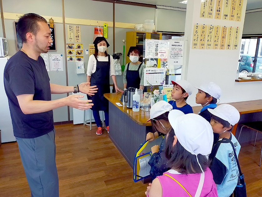 写真:吉島小の児童が見学に来てくれました