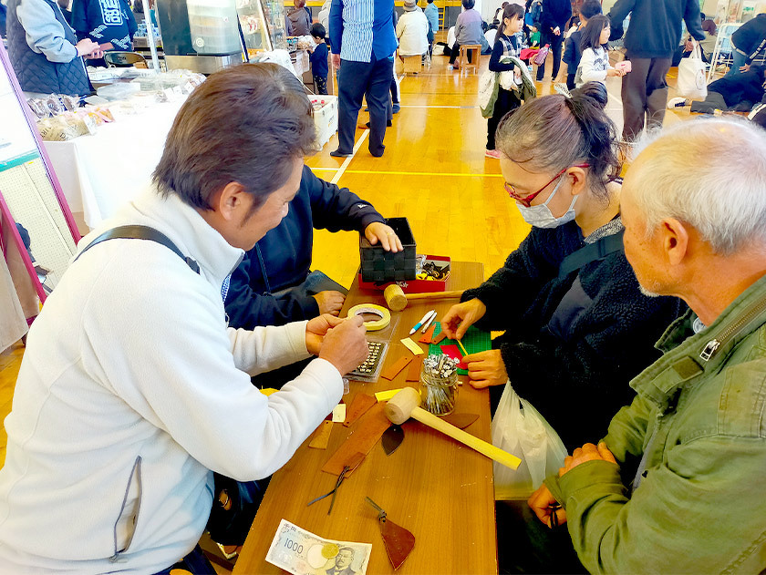 ふれ愛祭での革細工コーナーの様子