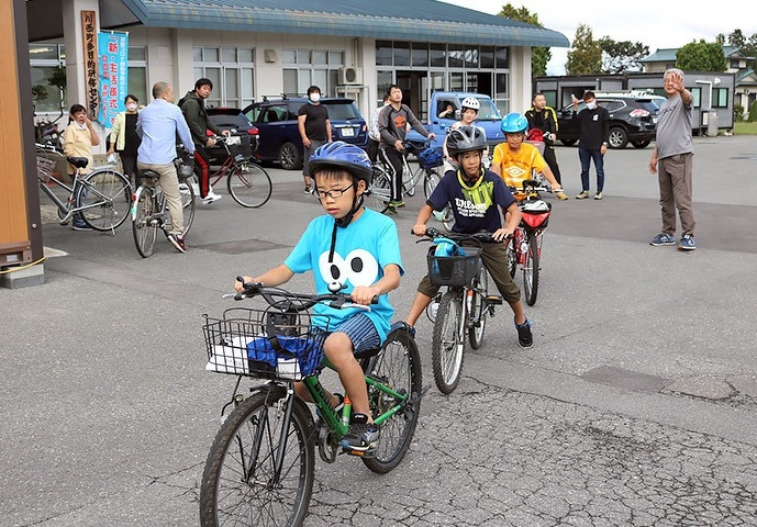写真：第3回わんぱくキッズスクール「吉島地区再発見！サイクリング」の様子