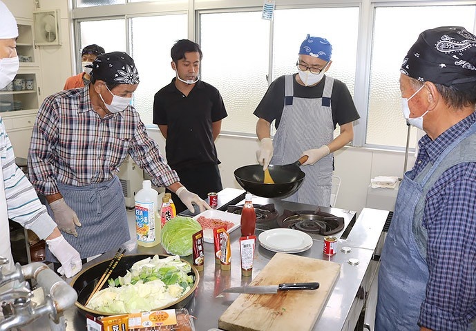 写真：吉島地区趣味の講座「プロが教えるまかない料理　お父さんの料理教室」の様子