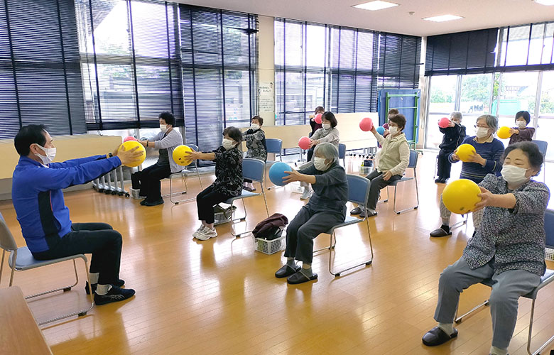 写真：介護予防普及啓発事業「心も体も元気に！筋力・脳力アップ教室」の様子
